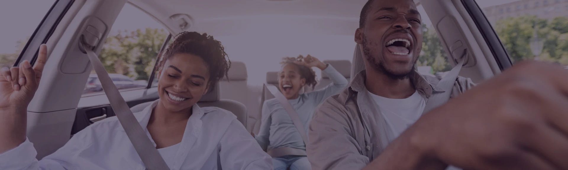 Imagem de fundo com família feliz dentro do carro